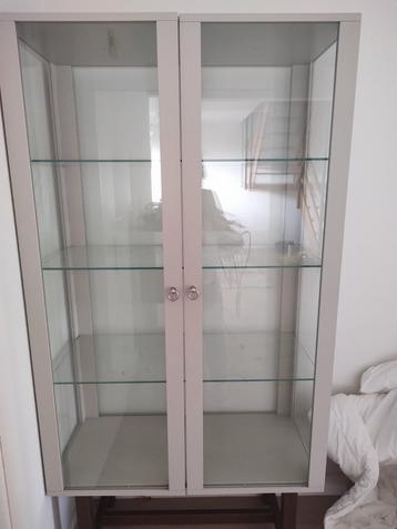 Een licht grijze houten- glazen kast met 3 glazen leggers., Huis en Inrichting, Ophalen, Zo goed als nieuw