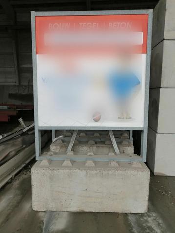 Reclameborden op betonblokken beschikbaar voor biedingen