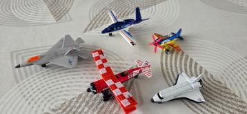5 speelgoed vliegtoestellen beschikbaar voor biedingen