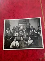 foto Duitse familie jaren '40 met drank, Verzamelen, Foto's en Prenten, Gebruikt, Foto, Ophalen of Verzenden, 1940 tot 1960