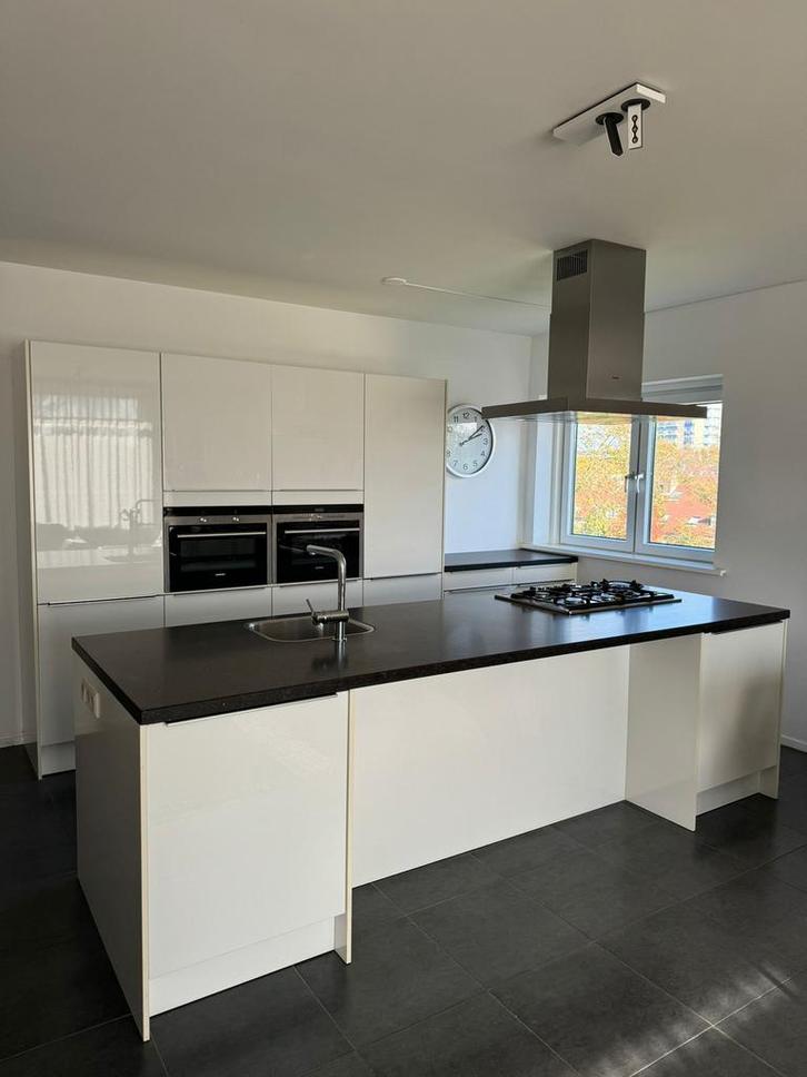 Compleet Net Modern Kookeiland + Siemens + GEDEMONTEERD, Huis en Inrichting, Keuken | Complete keukens, Wit, Composiet, Ophalen of Verzenden