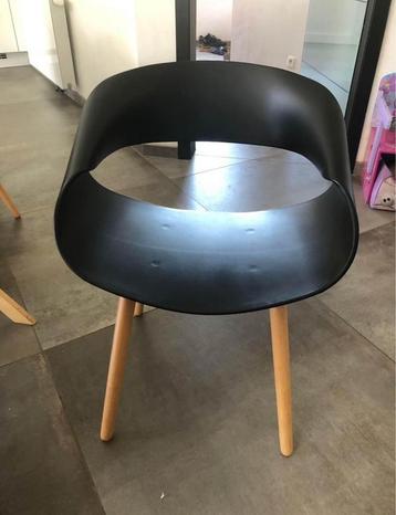 2 design stoelen beschikbaar voor biedingen