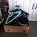 1 caisse de cintres à donner, Enlèvement, Comme neuf, Plastique, Enfants et Adultes