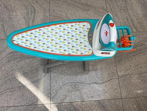 Smoby strijkplank met strijkijzer en kapstokken, Kinderen en Baby's, Speelgoed | Speelkeukens, Zo goed als nieuw, Speelkeuken