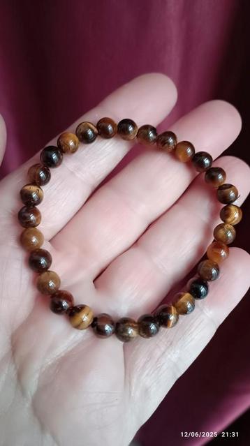 Elastische armband met tijgeroogkralen beschikbaar voor biedingen