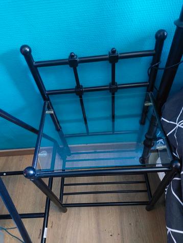 À VENDRE 1 TABLE DE NUIT  NOIRE  / VITRE  ..  OCCASION  beschikbaar voor biedingen
