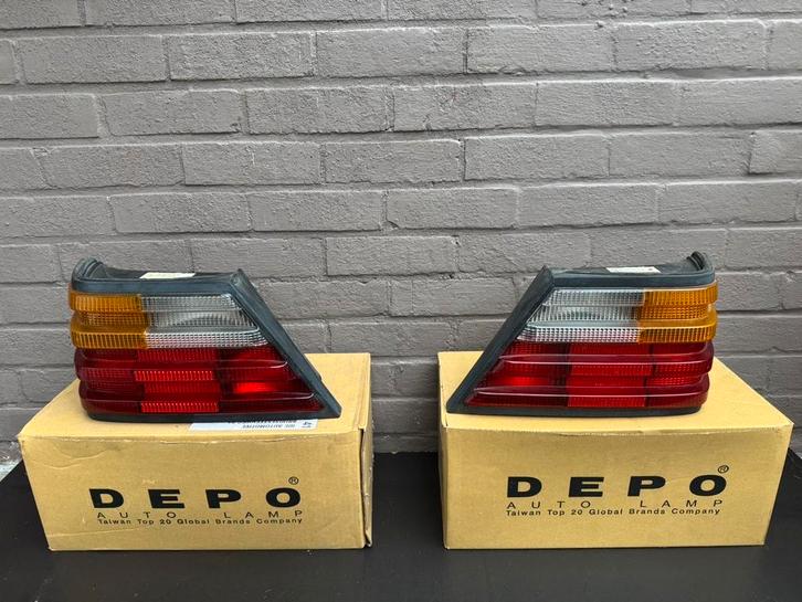 Nieuwe DEPO achterlichten Mercedes W124 Sedan links & rechts, Auto-onderdelen, Verlichting, Mercedes-Benz, Nieuw, Ophalen of Verzenden