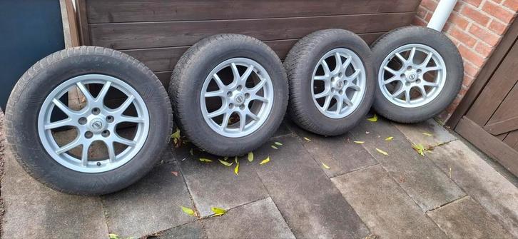 Lichtmetalen velgen + winterbanden Nissan Qashqai, Auto-onderdelen, Banden en Velgen, Banden en Velgen, Winterbanden, 16 inch