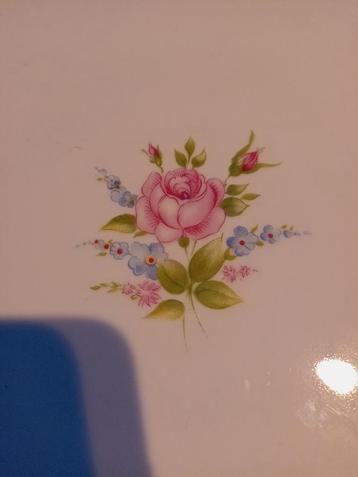 Koffieservies porselein wit versierd beschikbaar voor biedingen