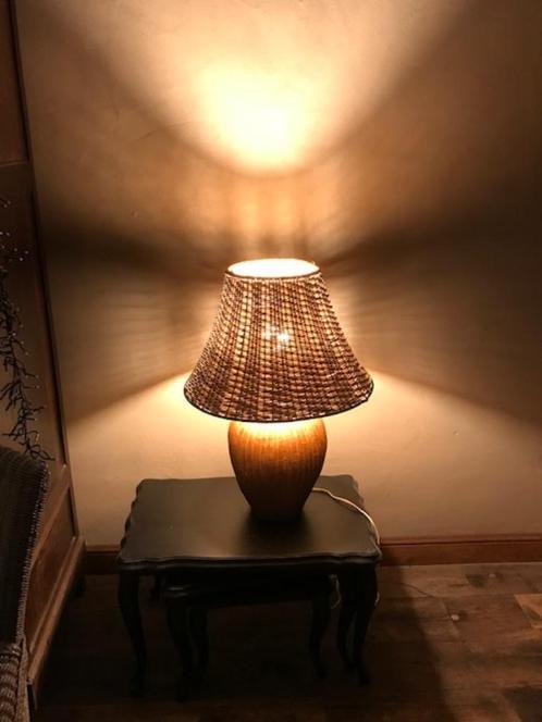 TAFELLAMP KERAMIEK + GEWEVEN LAMPEKAP IN RIET, Huis en Inrichting, Lampen | Tafellampen, Gebruikt, Overige materialen, Ophalen
