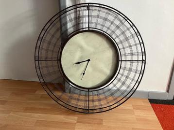 klok (diameter 80 cm) beschikbaar voor biedingen