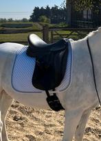 Bates Cair 17" dressuurzadel - verwisselbare voorboom, Animaux & Accessoires, Chevaux & Poneys | Selles, Enlèvement, Utilisé