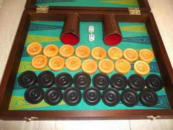 Backgammon bordspel in houten koffer beschikbaar voor biedingen