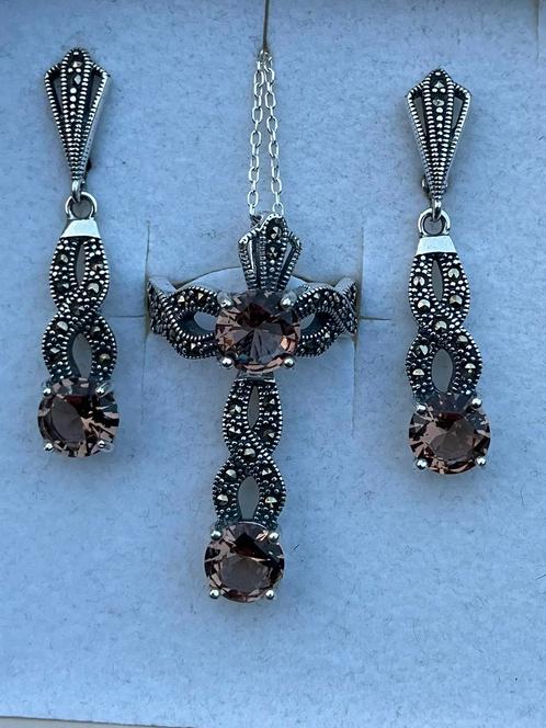 Prachtige zilveren sieraden set met zultanite, Bijoux, Sacs & Beauté, Boucles d'oreilles, Neuf, Puces ou Clous, Argent, Rouge