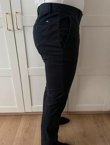 Pantalon, Chino bleu marine Tommy Hilfiger beschikbaar voor biedingen