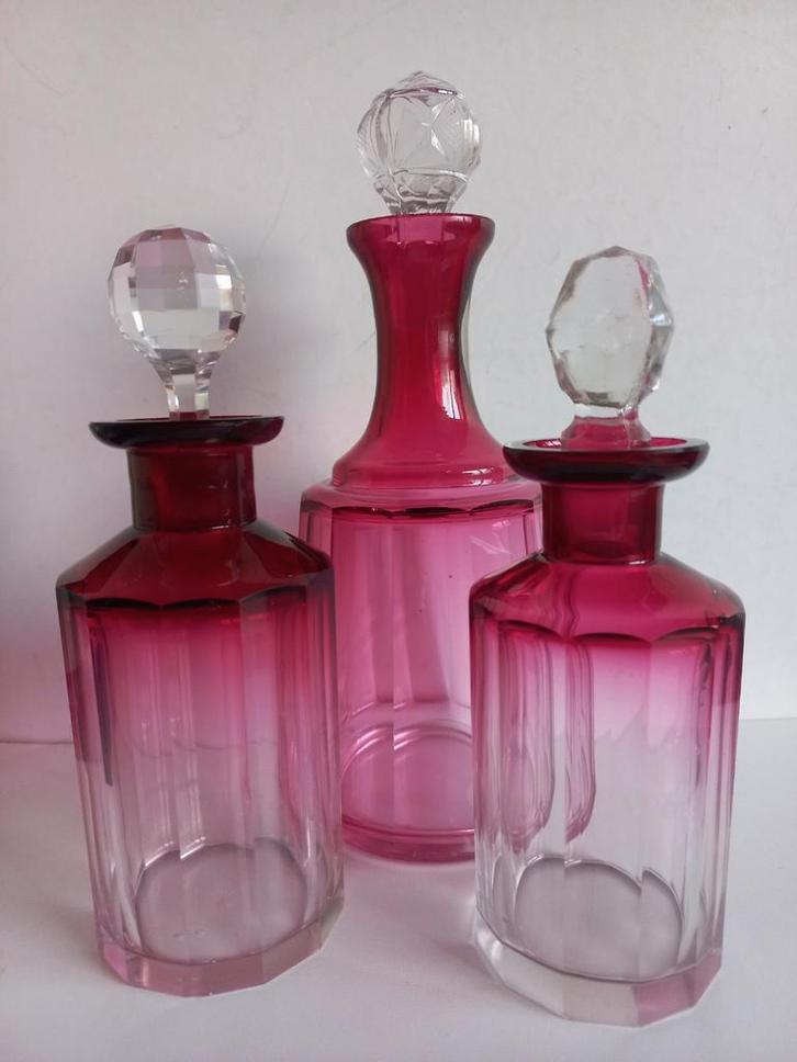 Aangeboden: 
3 antieke (jr  1920) kristal parfum karafjes., Antiek en Kunst, Antiek | Glaswerk en Kristal, Ophalen of Verzenden