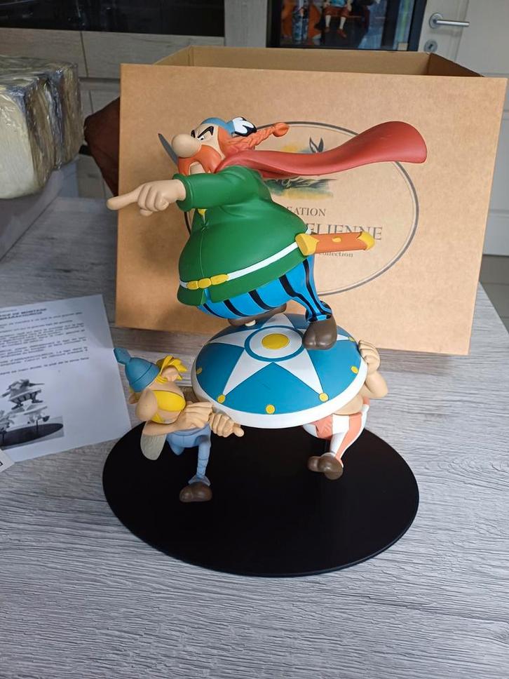 Leblon Abraracourcix op het schild, Verzamelen, Stripfiguren, Zo goed als nieuw, Beeldje of Figuurtje, Smurfen, Ophalen of Verzenden