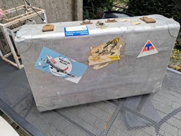 Antieke metalen koffer. VERLIN, BRUSSEL. beschikbaar voor biedingen