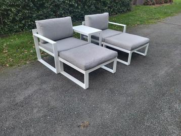 Aluminium relaxset wit met bijhorende kussens en tafeltje beschikbaar voor biedingen