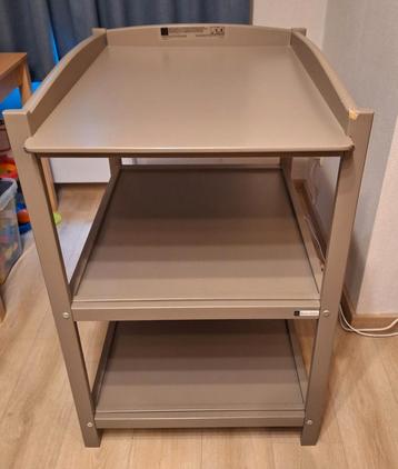 Luiertafel en aankleedkussen  beschikbaar voor biedingen