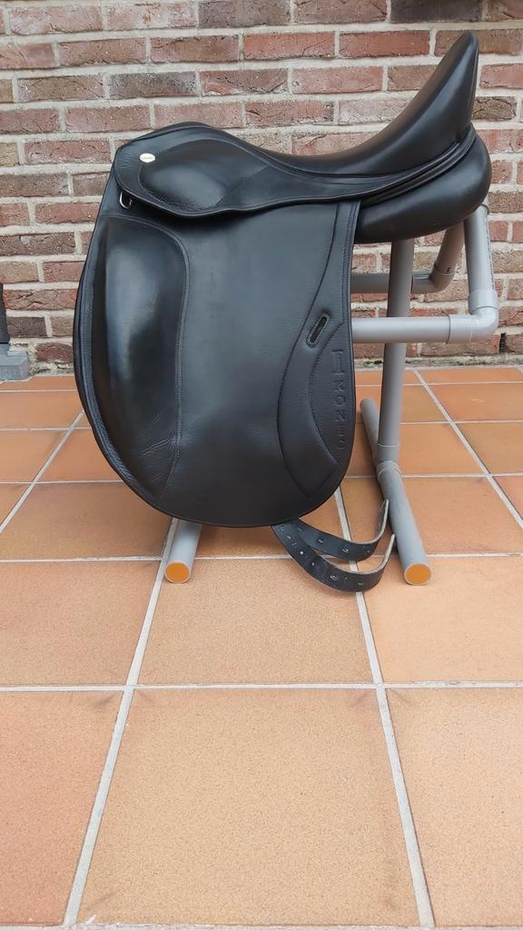 Dressuurzadel Ikonic 17,5, Dieren en Toebehoren, Paarden en Pony's | Zadels, Zo goed als nieuw, Ophalen of Verzenden