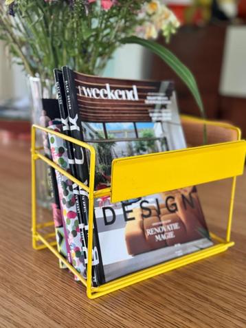 Magazinerek space age in gele metalen houder beschikbaar voor biedingen