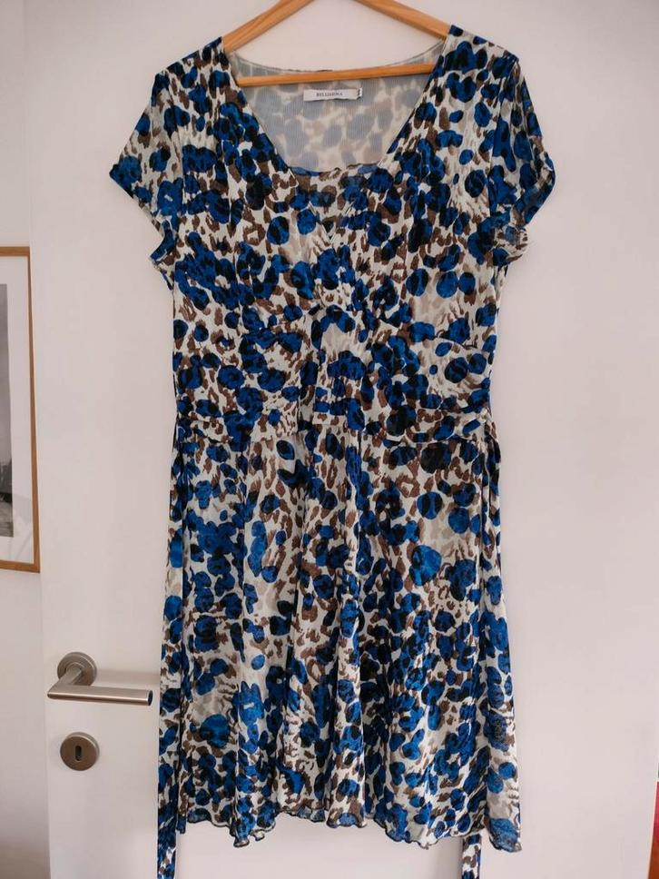Prachtig kleedje stretcht enorm. Bellissima. 44, Kleding | Dames, Jurken, Zo goed als nieuw, Maat 42/44 (L), Blauw, Onder de knie