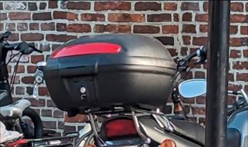 Topkoffer voor VX800 met beugel, zo goed als nieuw. beschikbaar voor biedingen