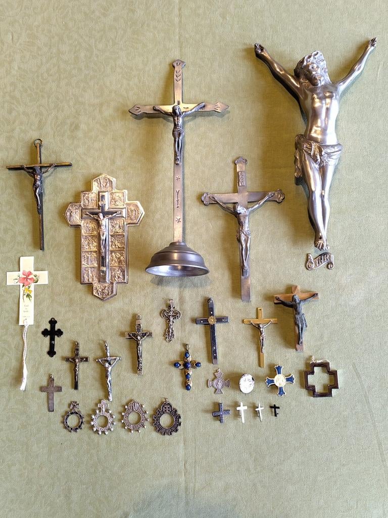 Kruisen en kruisbeelden - koper, tin en zilver, Antiek en Kunst, Antiek | Religieuze voorwerpen, Ophalen of Verzenden