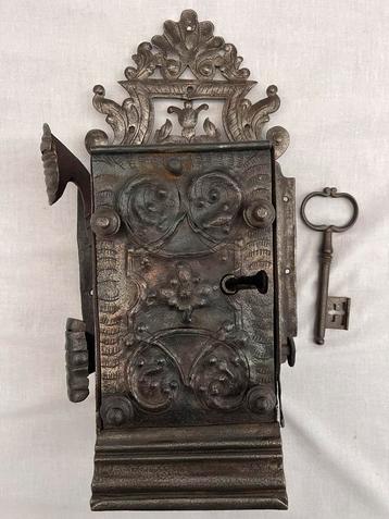 Antiek Slot 18e Eeuws inclusief Sleutel beschikbaar voor biedingen