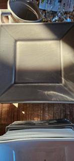 Servies 2 kleuren, Ophalen, Zo goed als nieuw, Effen, Compleet servies