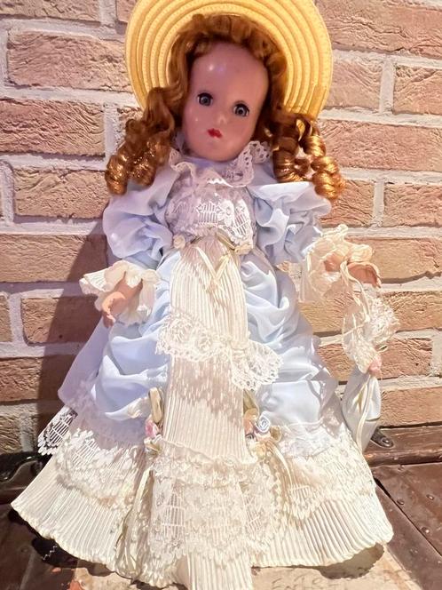 Vintage pop met slaapogen en kanten jurk – Zonder merk–, Verzamelen, Poppen, Pop, Ophalen of Verzenden