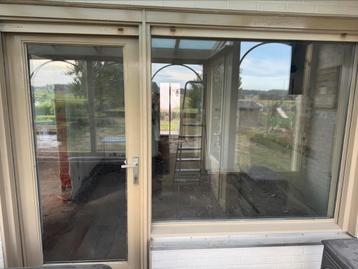 Raam en deur met glas beschikbaar voor biedingen