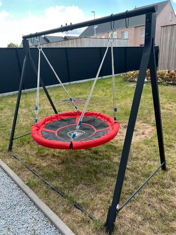 Nestschommel met frame beschikbaar voor biedingen