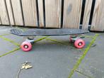 Klein plastieken skateboard - zwart dek met rode wielen, Enlèvement, Utilisé, Skateboard