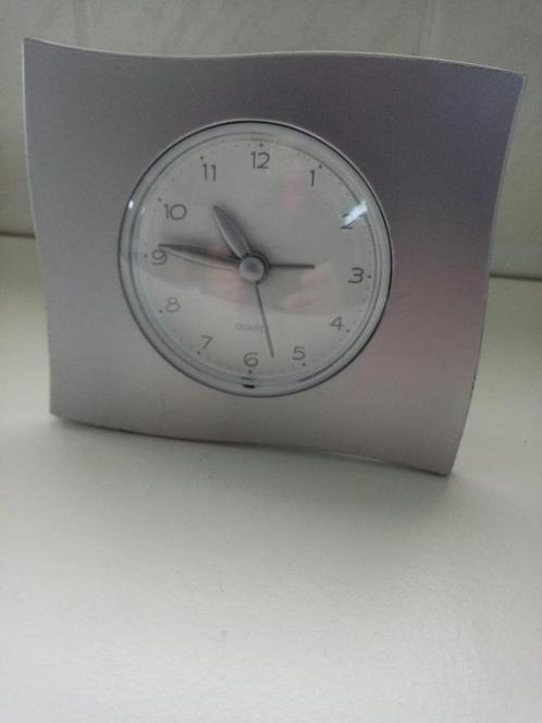 nieuw zilvergrijs wekker (quartz) tafelklok 11cm / 13cm, Huis en Inrichting, Woonaccessoires | Klokken, Nieuw, Wekker of Tafelklok