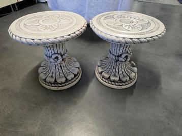 Twee nieuwe witte stenen bijzettafeltjes / stoeltjes  beschikbaar voor biedingen