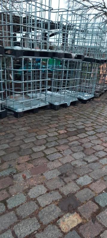 ibc houtkooien op metaalpallet,onverwoestbaar, beschikbaar voor biedingen