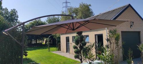 Zweefparasol 300 x 300 cm inclusief zware voet en hoes, Tuin en Terras, Parasols, Gebruikt, Zweefparasol, 3 tot 4 meter, Ophalen