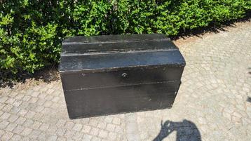 Oude opbergkoffer beschikbaar voor biedingen