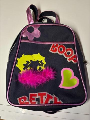 Betty-Boop bruidsschat met roze veer beschikbaar voor biedingen