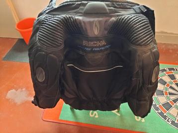 motovest en helm beschikbaar voor biedingen