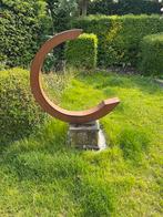 Unieke metalen C-vormige tuinsculptuur op stenen sokkel, Tuin en Terras, Tuinbeelden, Ophalen, Gebruikt, Metaal, Overige typen