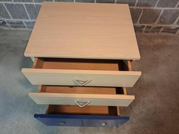 Nachtkasje met drie lades beschikbaar voor biedingen