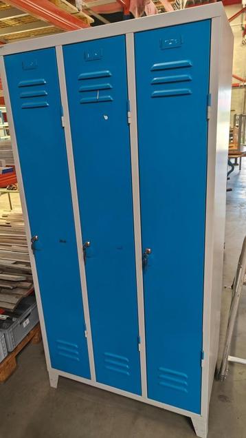 Metalen lockerkast Manhuttan – 3 afsluitbare vakken – beschikbaar voor biedingen