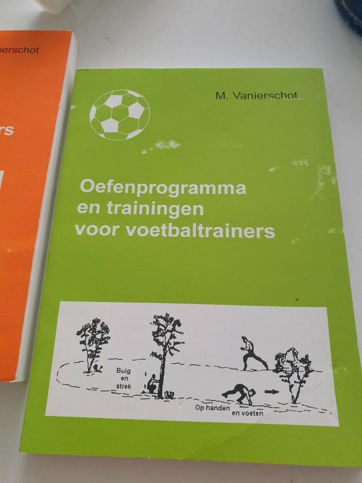 Oefenprogramma en trainingen voor voetbaltrainers
Ed. 2001, Boeken, Studieboeken en Cursussen, Zo goed als nieuw, Ophalen of Verzenden