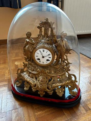Vergulde antieke klok/pendule onder stolp, brons, Antiek en Kunst, Ophalen