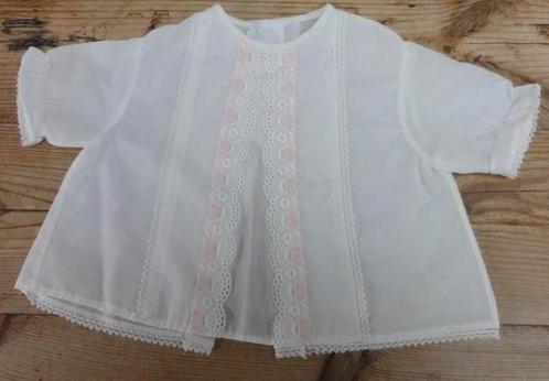 Frans brocante wit poppen jurkje met broderie & roze lint, Verzamelen, Poppen, Gebruikt, Kleertjes, Ophalen of Verzenden