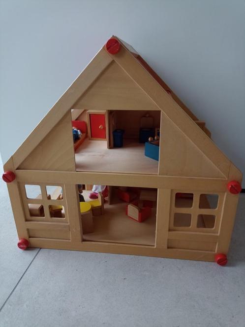 Houten poppenhuis met meubels en poppetjes, Kinderen en Baby's, Speelgoed | Poppenhuizen, Gebruikt, Poppenhuis, Ophalen