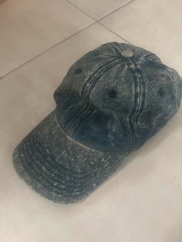 Casquette en jeans beschikbaar voor biedingen